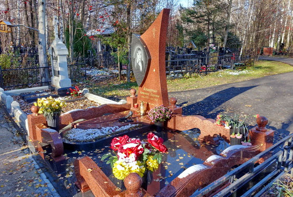 Памятник неправильной формы из двух сортов гранита