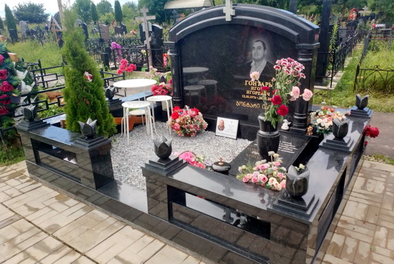 Широкий памятник-арка из полированного гранита