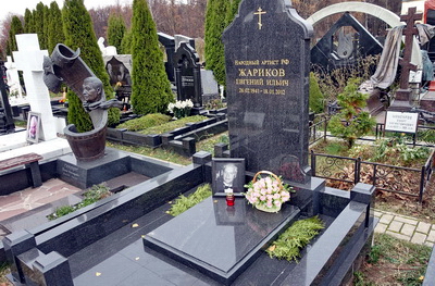 Вертикальное гранитное надгробье с куполообразным верхом